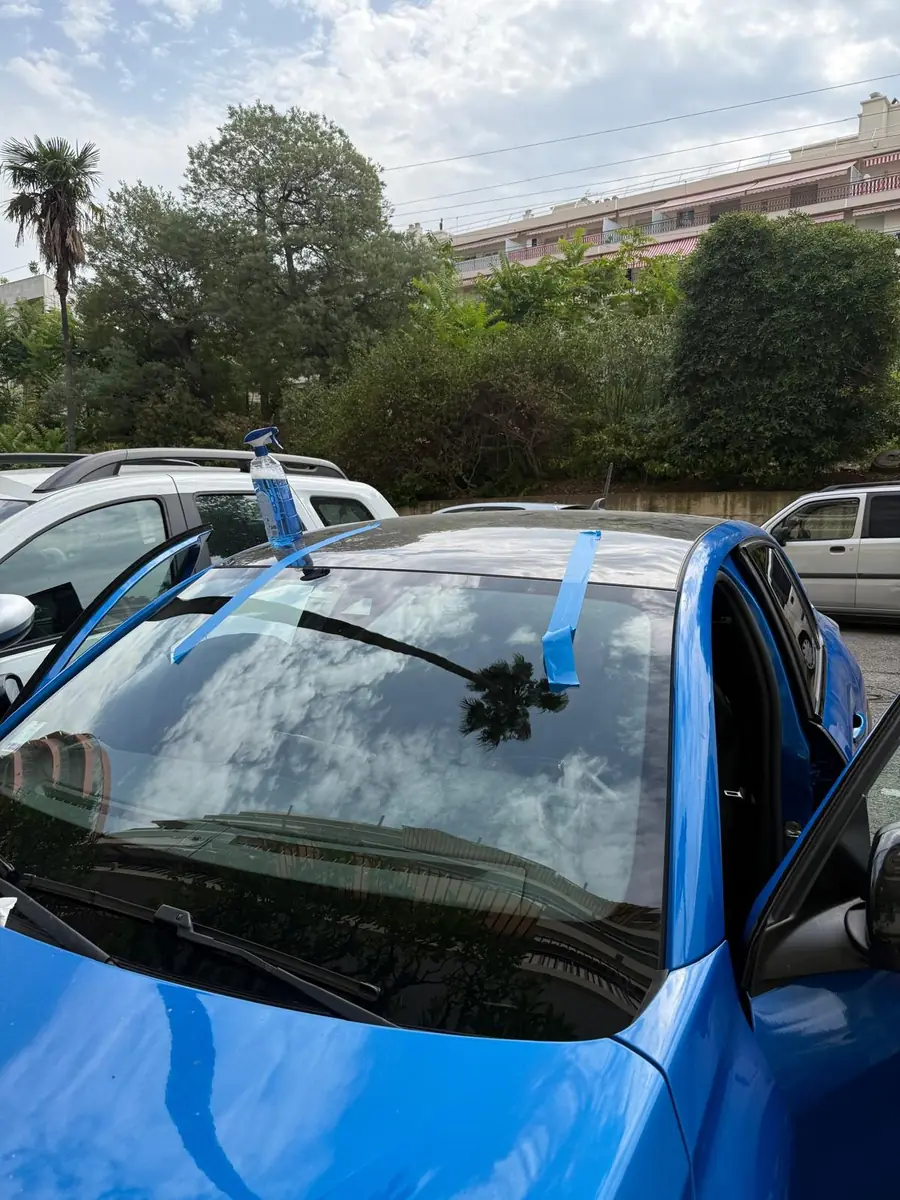 Pare-brise remplacé sur une citadine, en extérieur