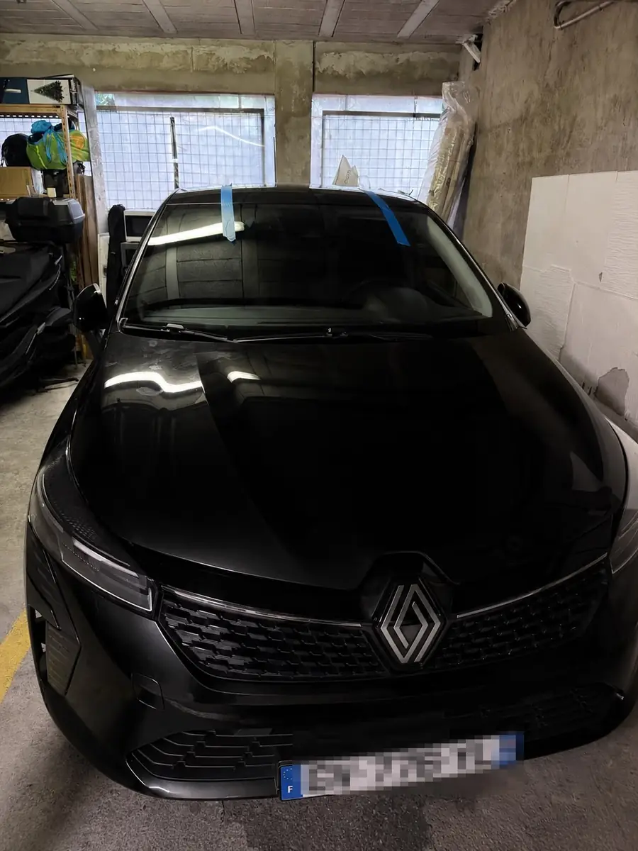 Pare-brise d'une Renault Clio remplacé au garage du client