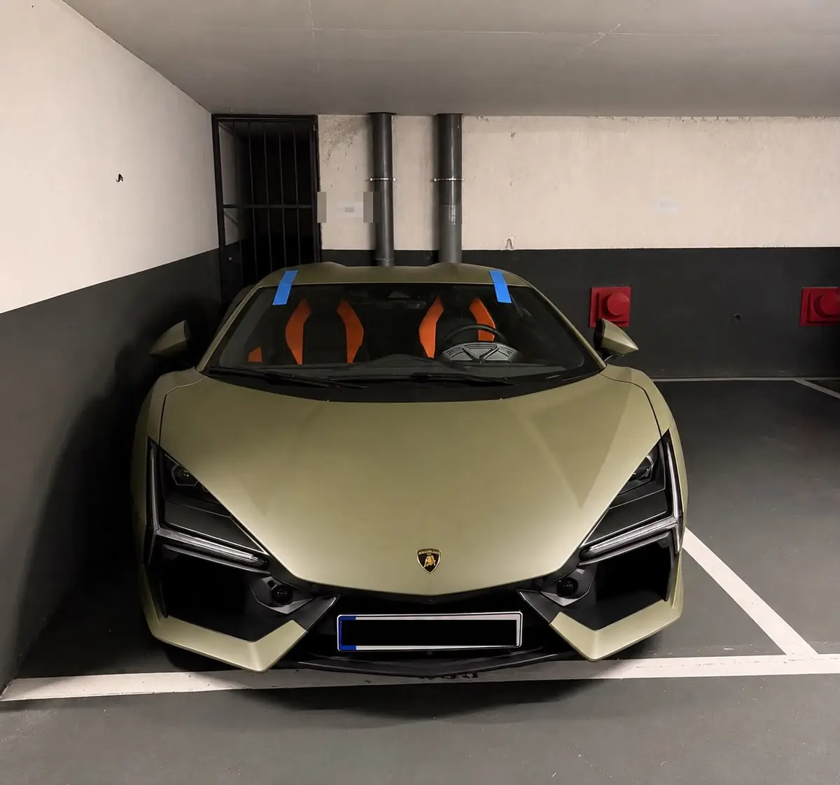 Pare-brise remplacé sur une Lamborghini Revuelto, en parking privé