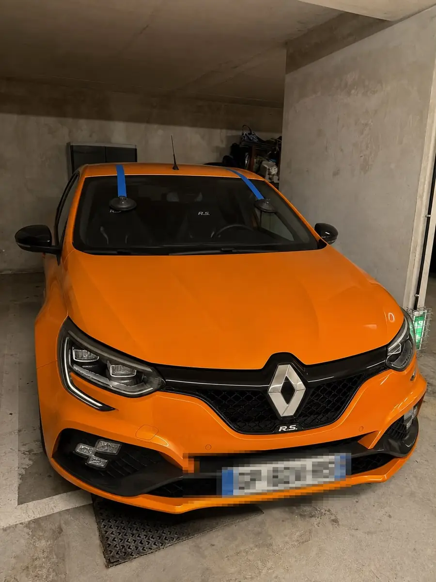 Pare-brise d'une Renault Mégane R.S. remplacé dans un box privé