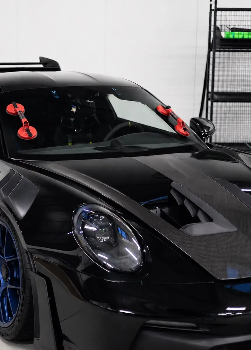 Pare-brise remplacé sur une Porsche 911 GT3 RS, en atelier
