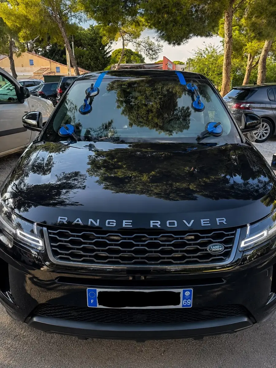 Remplacement de pare-brise sur un Range Rover Evoque, en extérieur