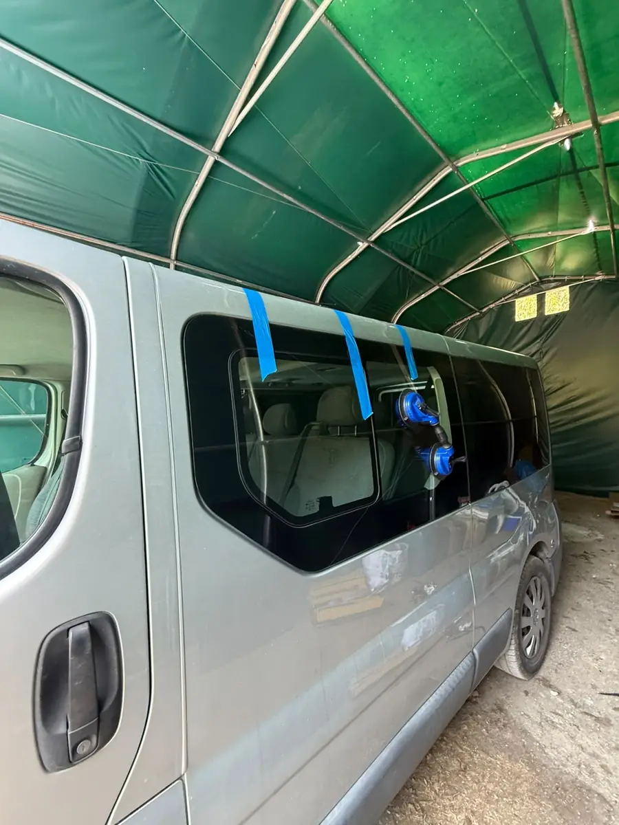 Vitre latérale remplacée sur un Renault Trafic, sous abri