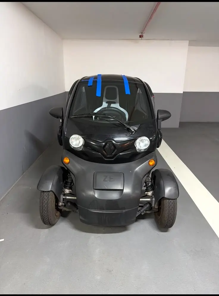 Pare-brise remplacé sur un Renault Twizy, en parking souterrain
